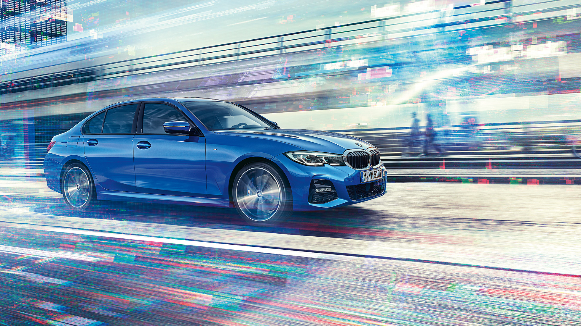 BMW Σειρά 3 Sedan, πλαϊνή όψη σε κίνηση. Λήψη της BMW Σειράς 3 Sedan σε κίνηση, από το πλάι, την ημέρα, σε αστικό σκηνικό.