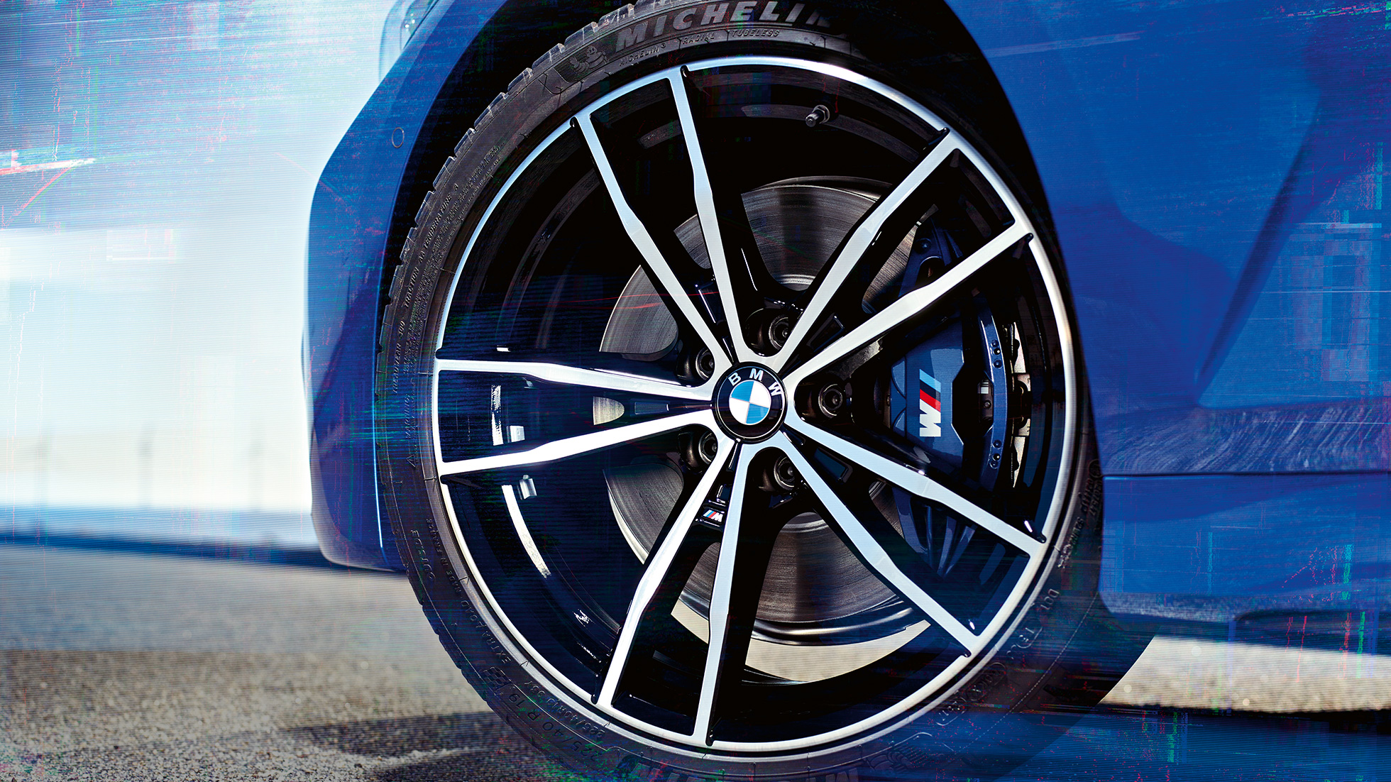 BMW Σειρά 3 Sedan, ζάντες ελαφρού κράματος 791 M. Κοντινή λήψη των ζαντών ελαφρού κράματος 19'' M με σχέδιο 791 M σε μαύρο Jet Black, στην BMW Σειρά 3 Sedan.