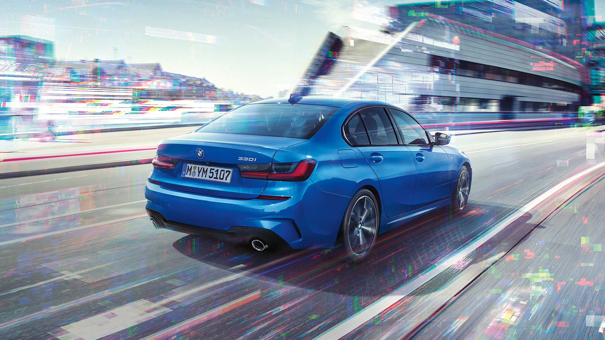BMW Σειρά 3 Sedan, πλαϊνή πίσω λήψη. Λήψη τριών τετάρτων του πίσω τμήματος της BMW Σειράς 3 Sedan, την ημέρα, σε αστικό σκηνικό.