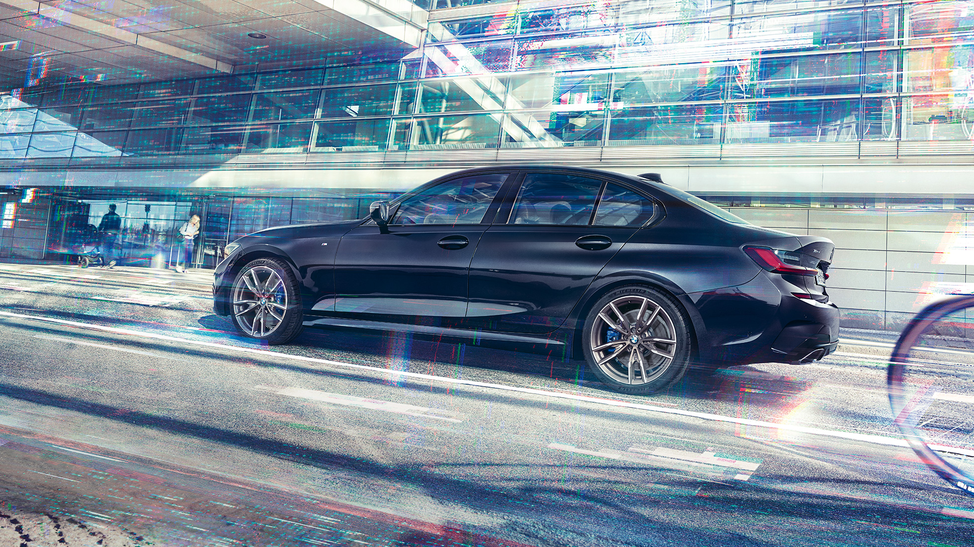 BMW Σειρά 3 Sedan, BMW M340i xDrive. Πλαϊνή όψη της BMW M340i xDrive μπροστά σε αστικό κτίριο.