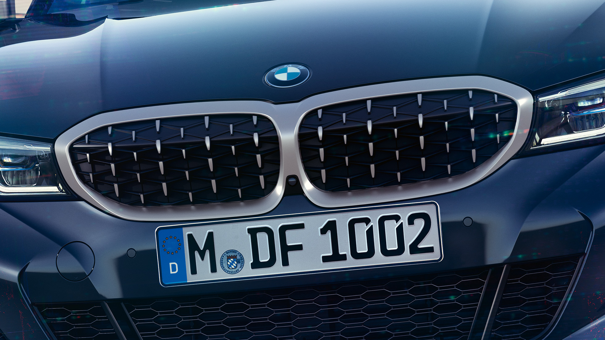 BMW Σειρά 3 Sedan, μάσκα με διπλά "νεφρά" BMW. Μετωπική κοντινή λήψη της μάσκας με διπλά "νεφρά" BMW κυψελοειδούς σχεδίασης στην BMW Σειρά 3 Sedan M340i xDrive.