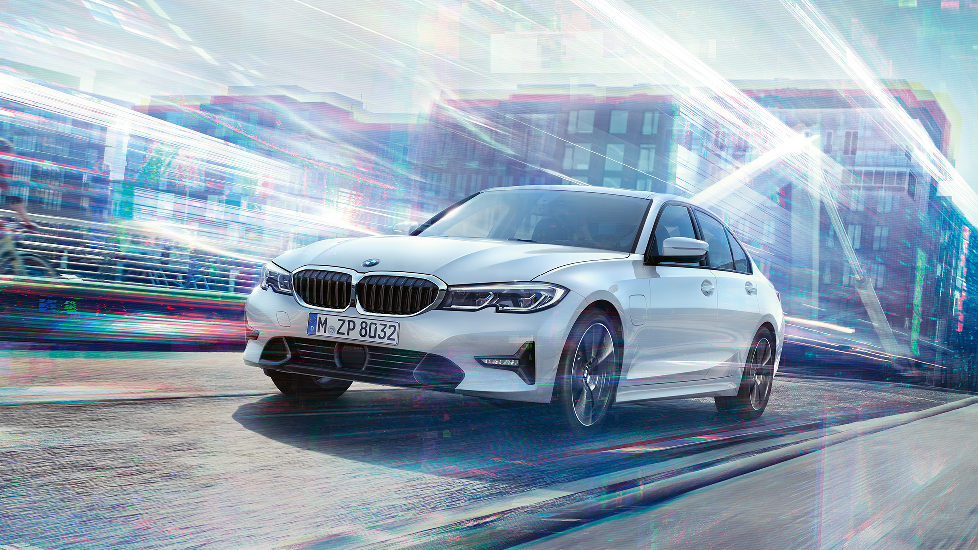 BMW Σειρά 3 Sedan 330e, σε κίνηση. BMW Σειρά 3 Sedan 330e σε κίνηση, σε αστικό σκηνικό.