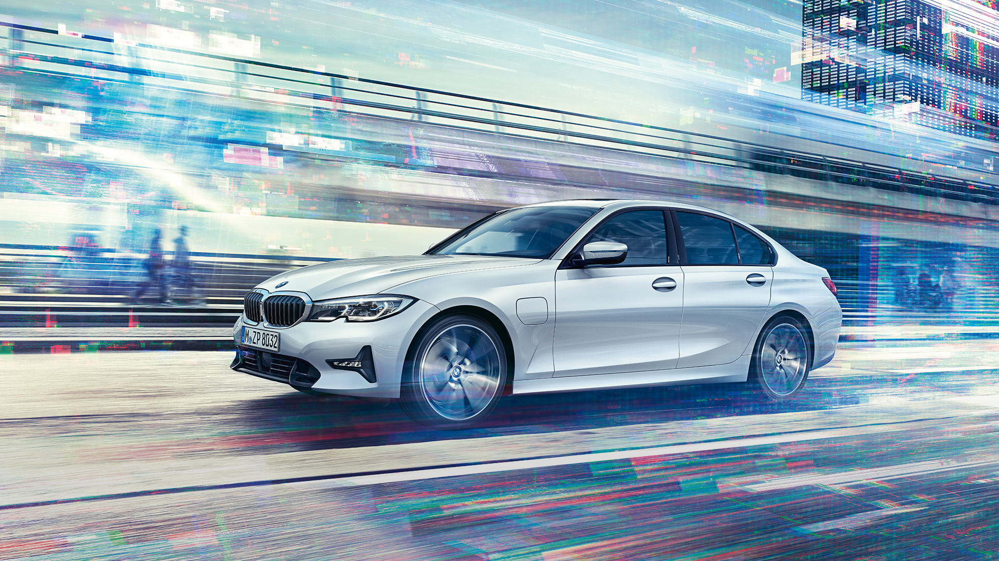 BMW Σειρά 3 Sedan, πλαϊνή όψη της BMW Σειράς 3 Sedan 330e σε κίνηση. Πλαϊνή όψη της BMW Σειράς 3 Sedan 330e σε κίνηση, σε αστικό σκηνικό.