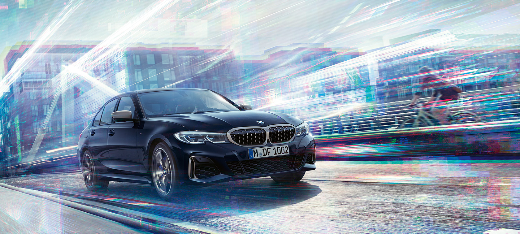 BMW Σειρά 3 Sedan, BMW M340i xDrive. Πλαϊνή λήψη τριών τετάρτων της BMW M340i xDrive κινούμε σε δρόμο, σε αστικό σκηνικό.