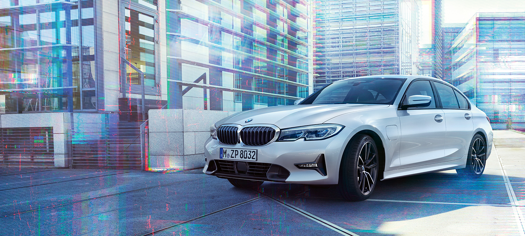 BMW Σειρά 3 Sedan 330e. Λήψη τριών τετάρτων του μπροστινού τμήματος της BMW Σειράς 3 Sedan 330e, σε αστικό σκηνικό.