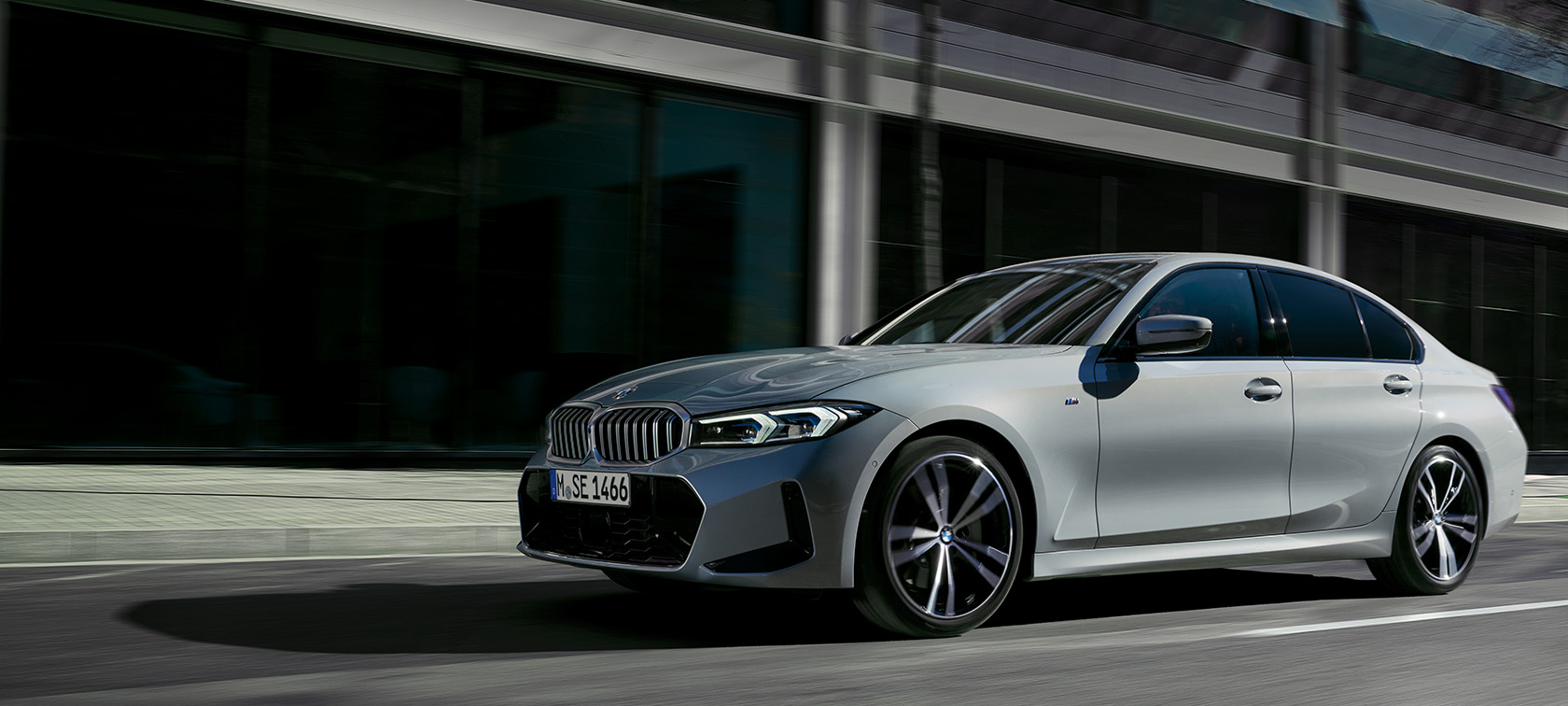BMW Σειρά 3 Sedan LCI, G20, γκρι Brooklyn, πλαϊνή λήψη, σταθμευμένη μπροστά από τοίχο