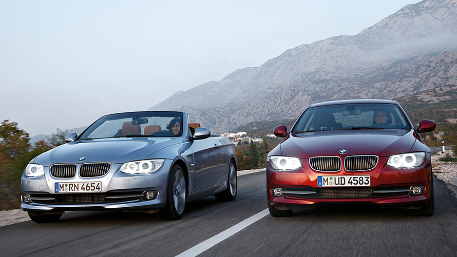 BMW Σειρά 3 Sedan, E90, BMW Σειρά 3 Cabrio E93, πέμπτη γενιά, μπροστινή λήψη τριών τετάρτων στον δρόμο Μοντέλα BMW Σειράς 3, BMW Σειρά 3 Sedan, E90, BMW Σειρά 3 Cabrio E93, πέμπτη γενιά, μπροστινή λήψη τριών τετάρτων στον δρόμο