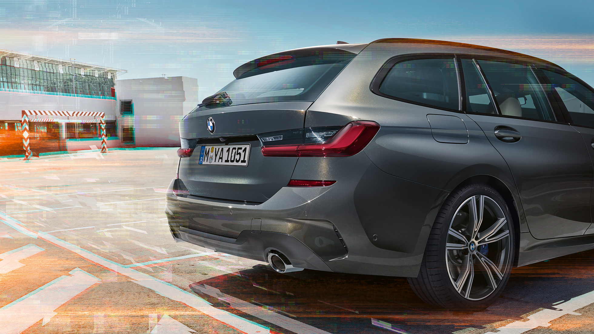 BMW Σειρά 3 Touring, πίσω λήψη τριών τετάρτων σε χώρο στάθμευσης BMW Σειρά 3 Touring, πίσω λήψη τριών τετάρτων σε χώρο στάθμευσης, σε αστικό περιβάλλον