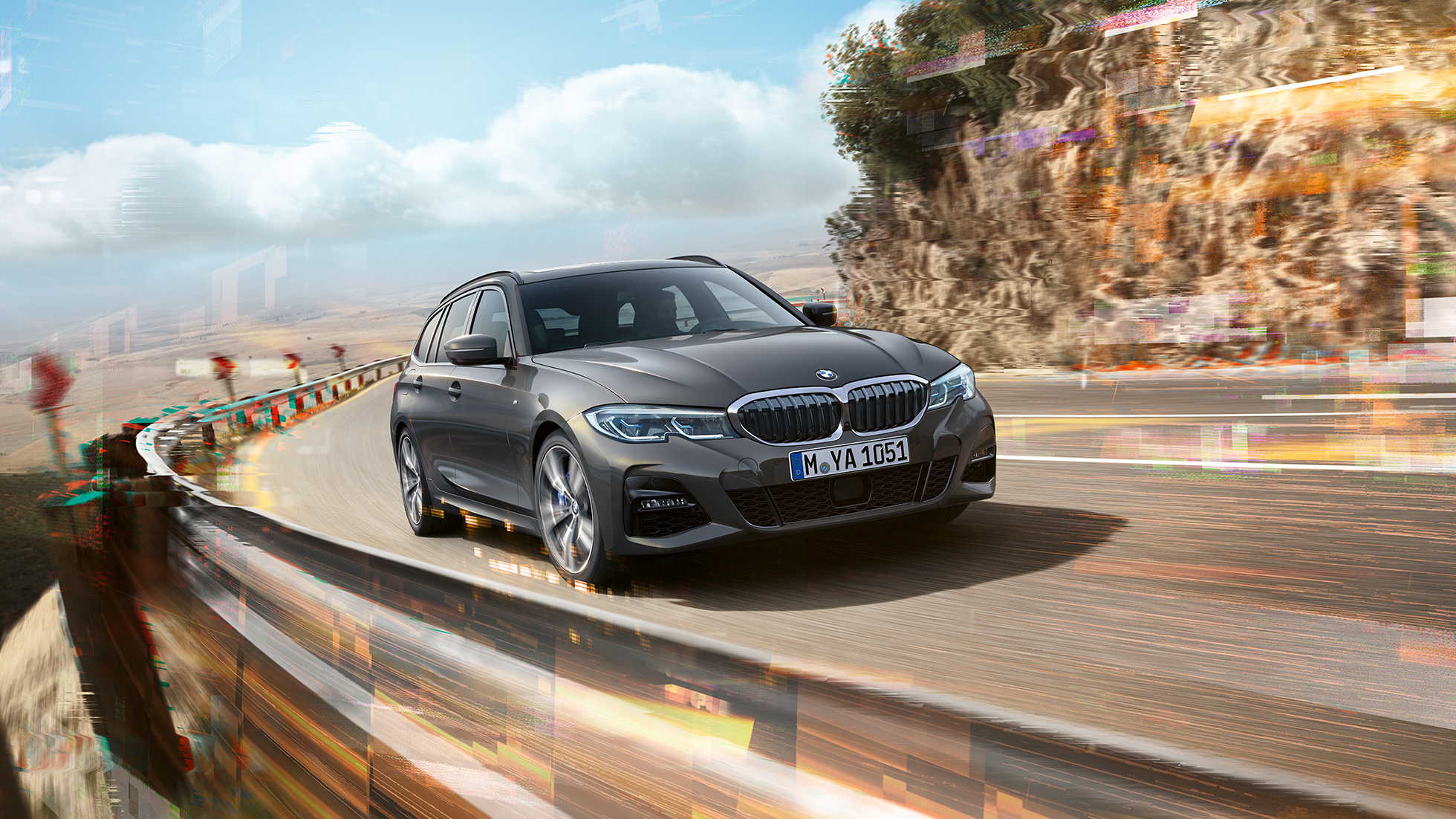 BMW Σειρά 3 Touring, μπροστινή λήψη τριών τετάρτων, σχεδίαση BMW Σειρά 3 Touring, μπροστινή λήψη τριών τετάρτων σε κίνηση, σε γέφυρα, μπροστά από αγροτικό σκηνικό