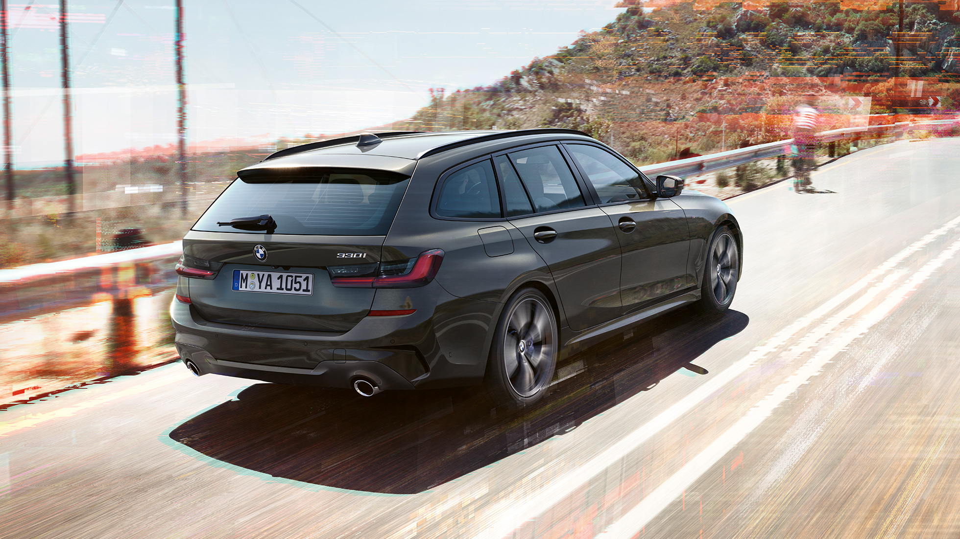 BMW Σειρά 3 Touring, πίσω λήψη τριών τετάρτων BMW Σειρά 3 Touring, πίσω λήψη τριών τετάρτων σε κίνηση, σε γέφυρα, μπροστά από αγροτικό σκηνικό
