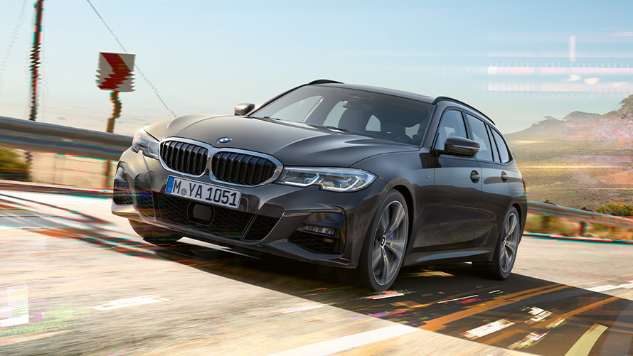 BMW Σειρά 3 Touring (G21), γκρι Dravite, μπροστινή λήψη τριών τετάρτων BMW Σειρά 3 Touring (G21), γκρι Dravite, μπροστινή λήψη τριών τετάρτων σε κίνηση, μπροστά από αγροτικό σκηνικό