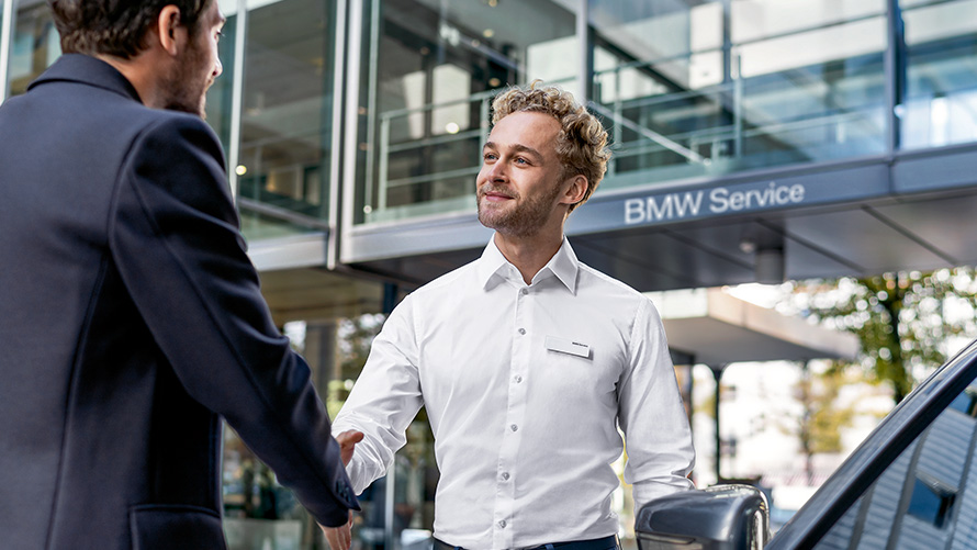 BMW Service, υπάλληλος υποδέχεται πελάτες BMW Service, υπάλληλος υποδέχεται πελάτες