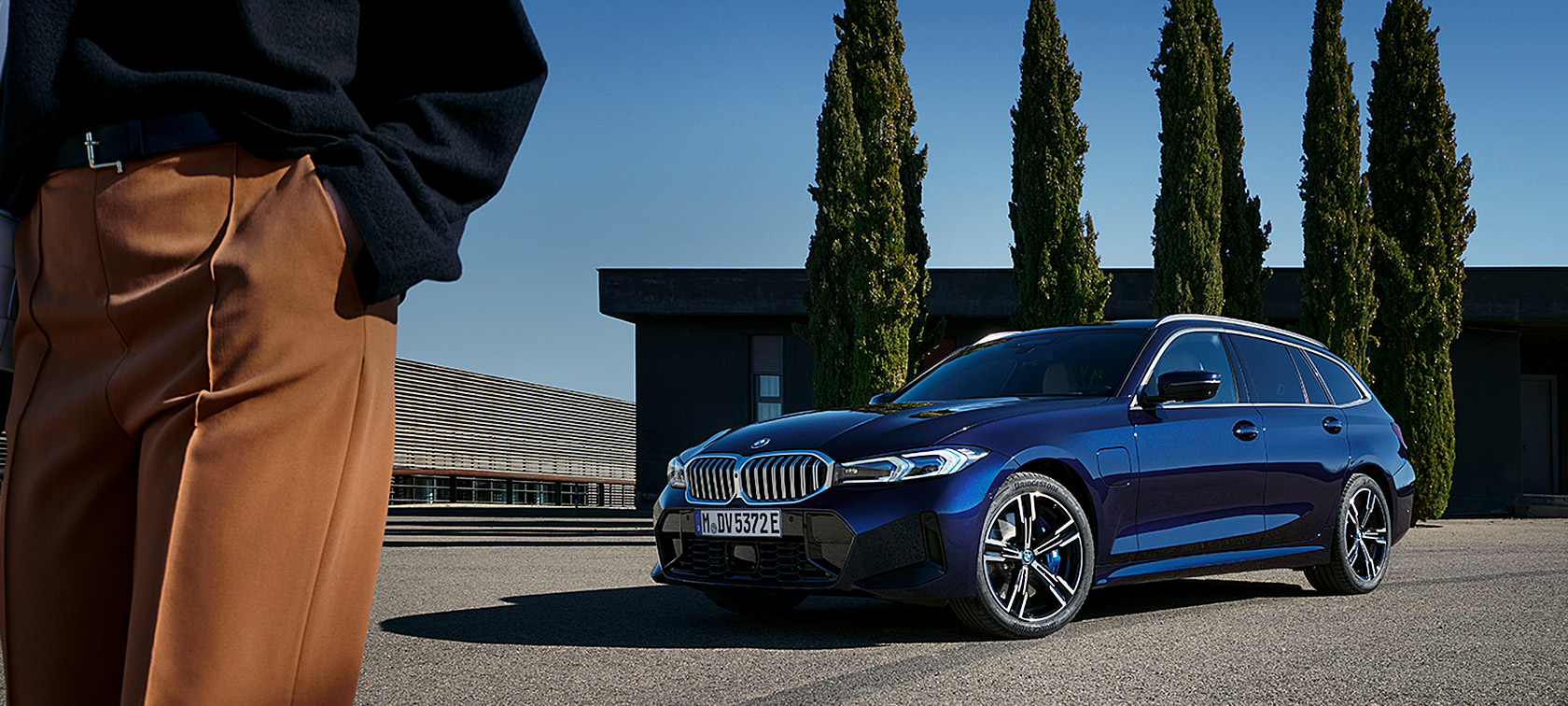 BMW Σειρά 3 Touring LCI, G21, μπλε Tansanite II, μπροστινή λήψη τριών τετάρτων, σταθμευμένη μπροστά από δέντρα