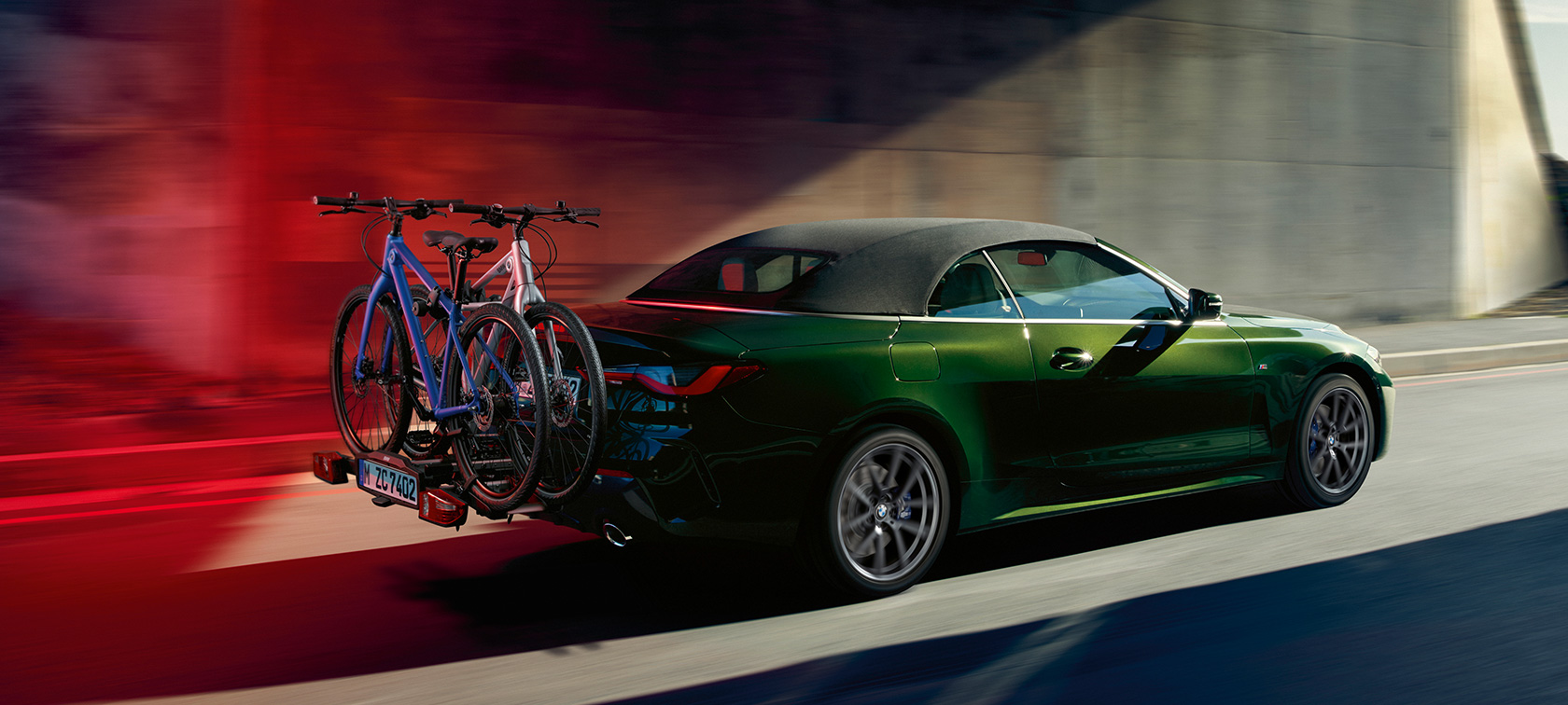 Πίσω λήψη τριών τετάρτων με BMW πίσω σχάρα μεταφοράς ποδηλάτου Pro 2.0, BMW Σειρά 4 Cabrio, G23, 2020 BMW Σειρά 4 Cabrio, G23, πράσινο Sanremo μεταλλικό, 2020, πίσω λήψη τριών τετάρτων με BMW πίσω σχάρα μεταφοράς ποδηλάτου Pro 2.0