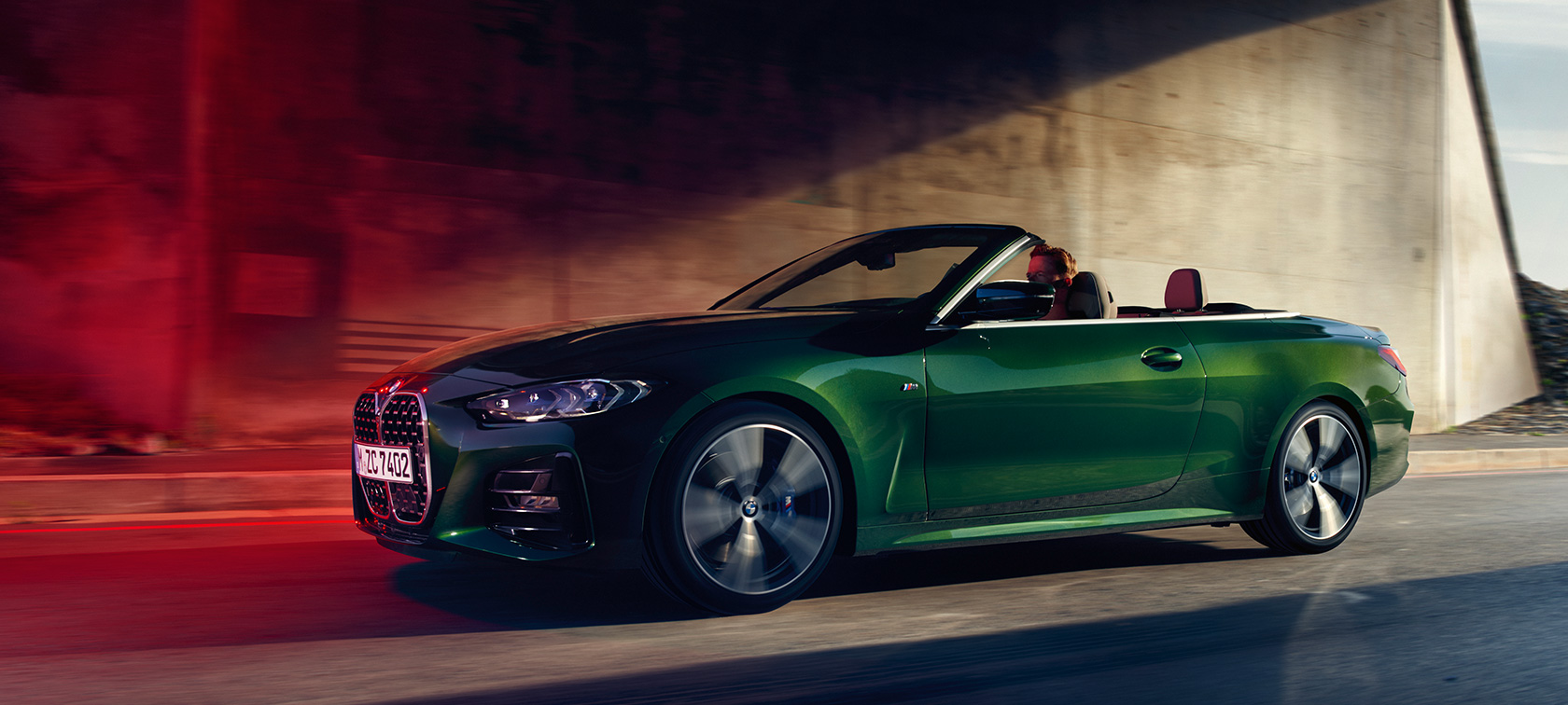 Πλαϊνή λήψη τριών τετάρτων, BMW Σειρά 4 Cabrio, G23, 2020, σε κίνηση BMW Σειρά 4 Cabrio, G23, 2020, πράσινο Sanremo μεταλλικό, πλαϊνή λήψη τριών τετάρτων, σε κίνηση