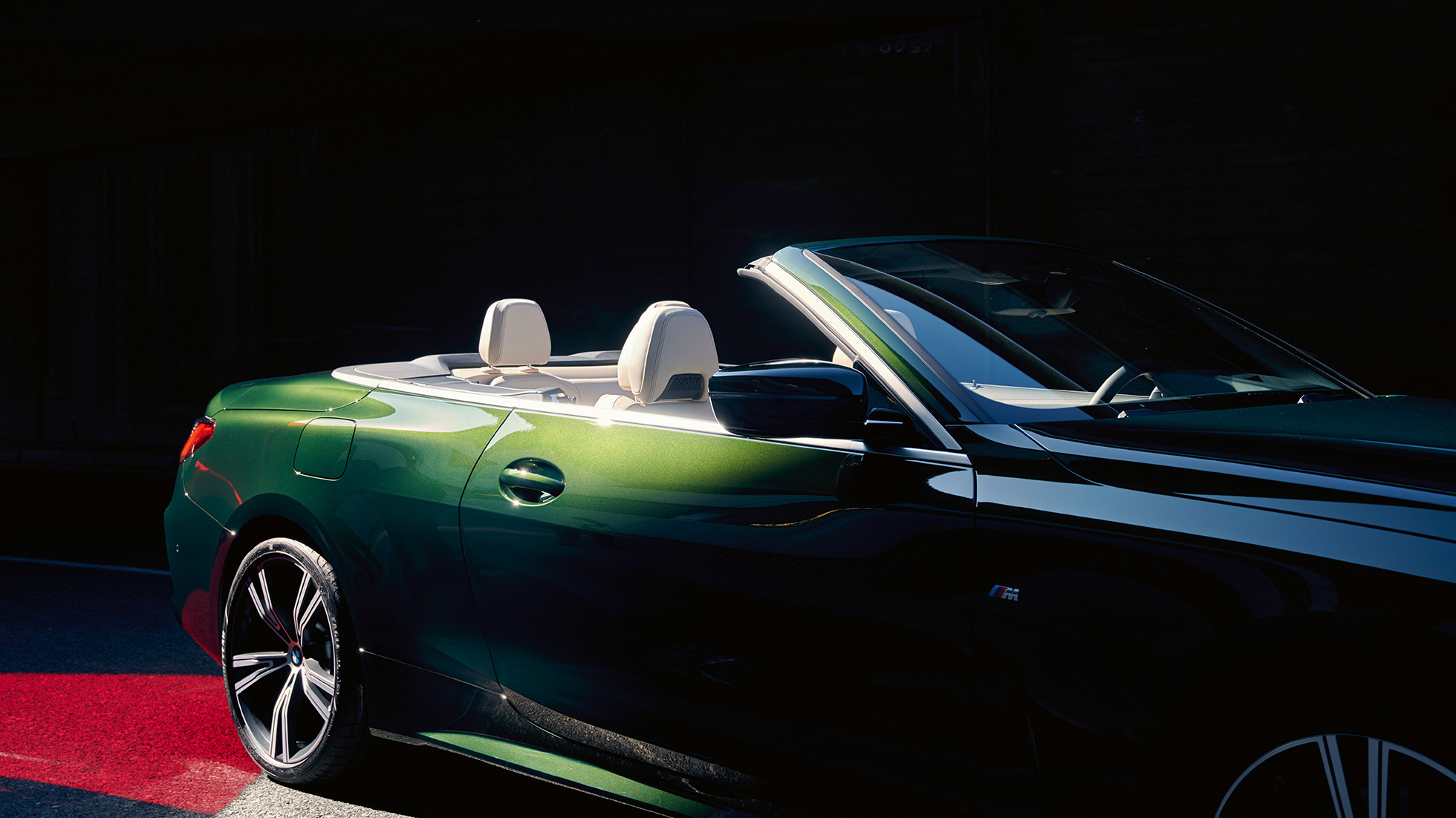 Πίσω λήψη τριών τετάρτων, BMW Σειρά 4 Cabrio, G23, 2020, σε κίνηση BMW Σειρά 4 Cabrio, G23, 2020, πράσινο Sanremo μεταλλικό, πίσω λήψη τριών τετάρτων, σε κίνηση