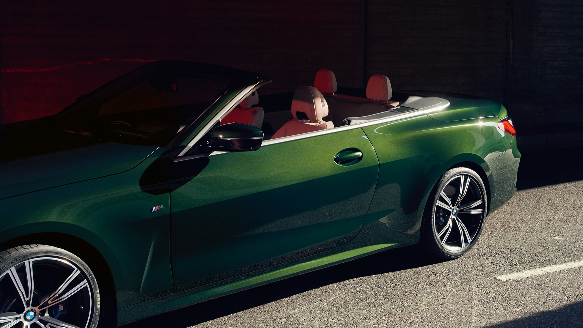 Γυναίκα οδηγεί μία BMW Σειρά 4 Cabrio, G23, 2020 Γυναίκα οδηγεί μία BMW Σειρά 4 Cabrio, G23, 2020, εσωτερικό
