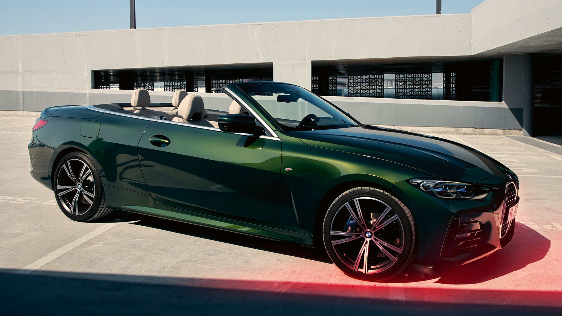 Μπροστινή λήψη τριών τετάρτων, BMW Σειρά 4 Cabrio, G23, 2020, με άντρα BMW Σειρά 4 Cabrio, G23, πράσινο Sanremo μεταλλικό, 2020, μπροστινή λήψη τριών τετάρτων με άντρα να στέκεται δίπλα