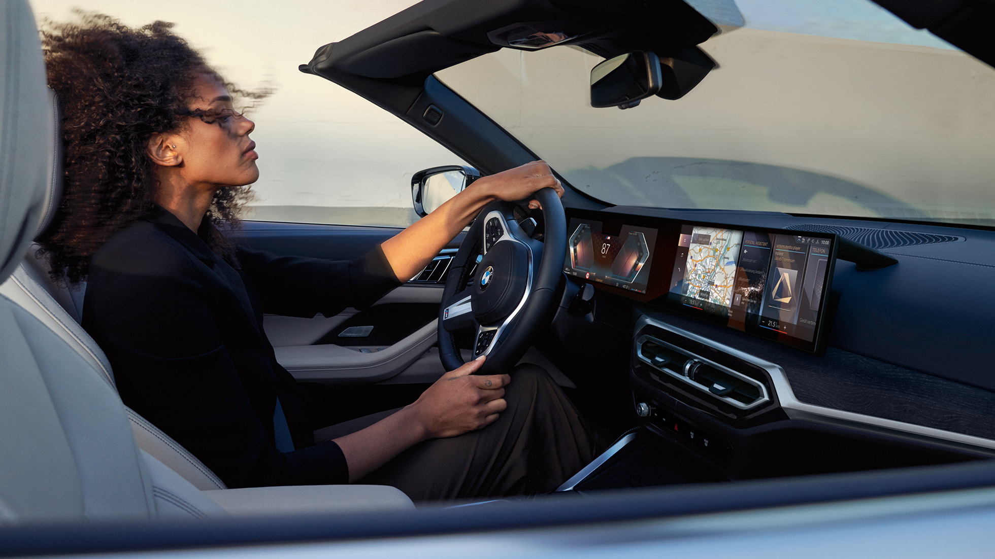 Cockpit, BMW Σειρά 4 Cabrio, G23 BMW Σειρά 4 Cabrio, G23, 2020, εσωτερικό με τιμόνι, πίνακα οργάνων και Κεντρική Οθόνη Ελέγχου