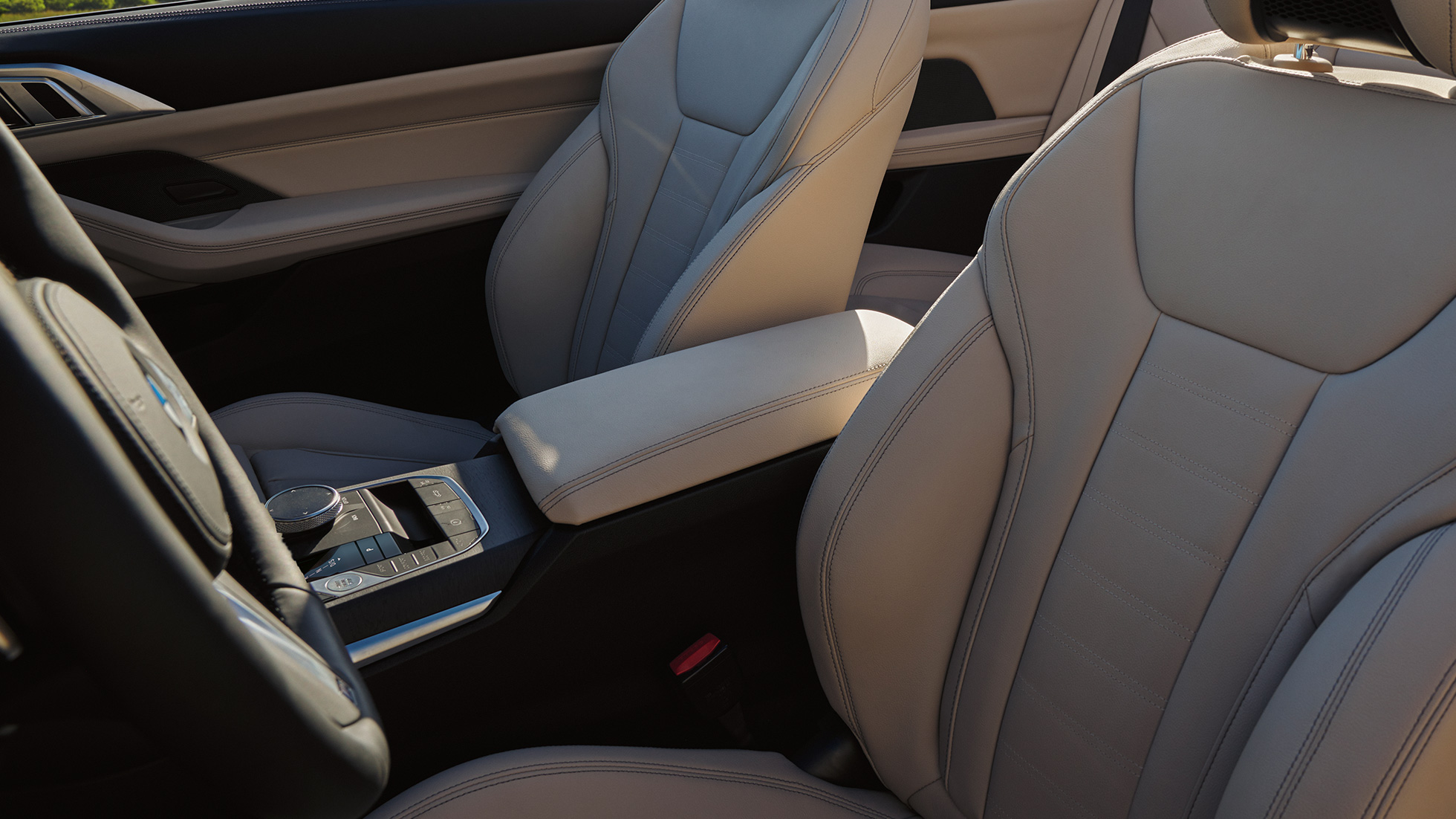 κεντρική κονσόλα και καθίσματα της BMW Σειράς 4 Cabrio, G23 BMW Σειρά 4 Cabrio, G23, 2020, πράσινο Sanremo μεταλλικό, εσωτερικό, κεντρική κονσόλα και καθίσματα
