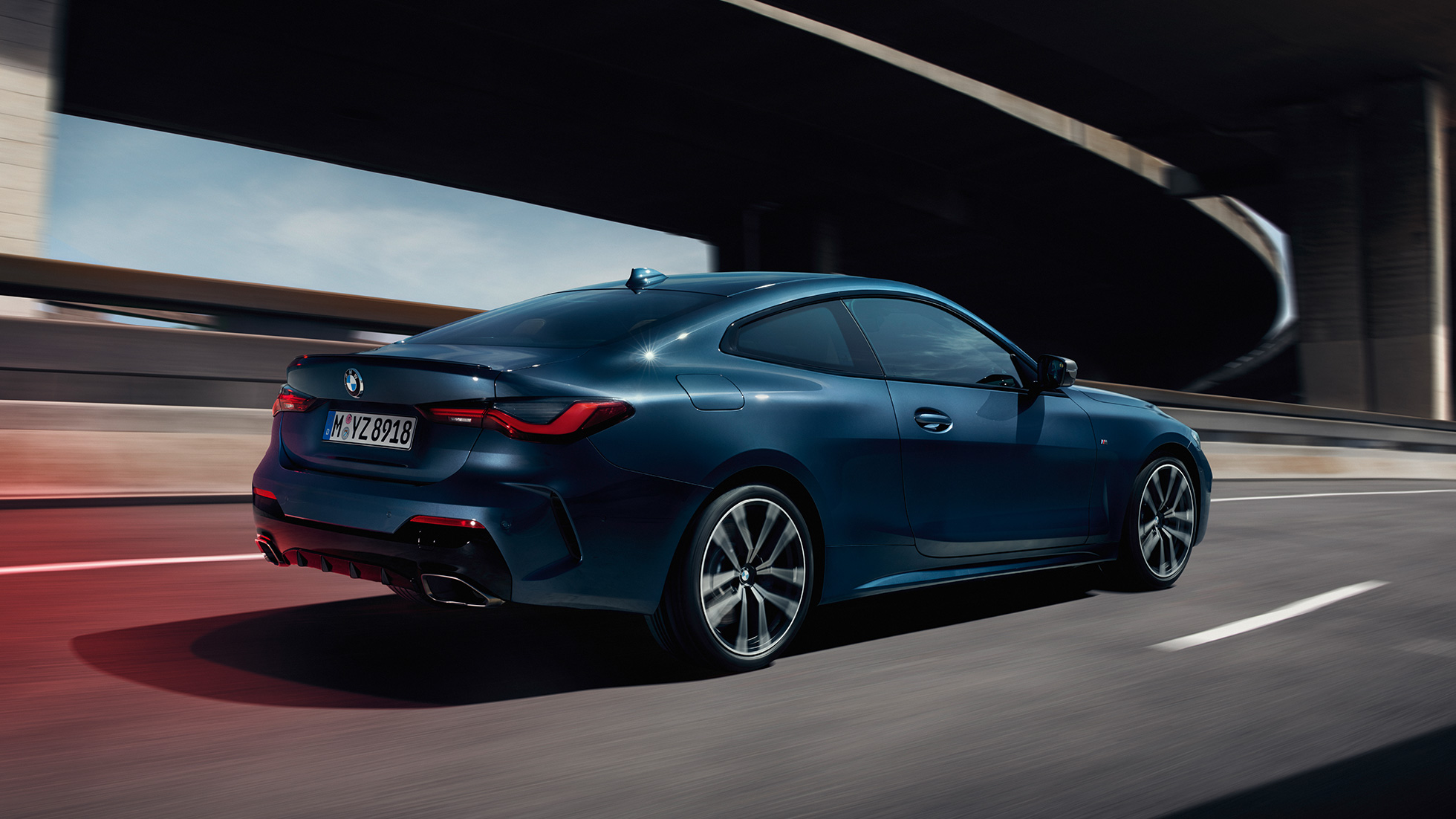 Πλαϊνή λήψη τριών τετάρτων, BMW Σειρά 4 Coupé, G22, 2020 BMW Σειρά 4 Coupé, G22, 2020, μπλε Arctic Race μεταλλικό, πλαϊνή λήψη τριών τετάρτων, σε κίνηση
