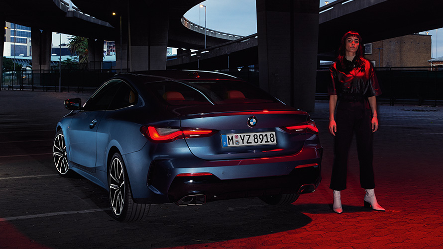 BMW Σειρά 4 Coupé (G22), μπλε Arctic Race μεταλλικό, πίσω λήψη με άτομο BMW Σειρά 4 Coupé (G22), μπλε Arctic Race μεταλλικό, πίσω λήψη με άτομο