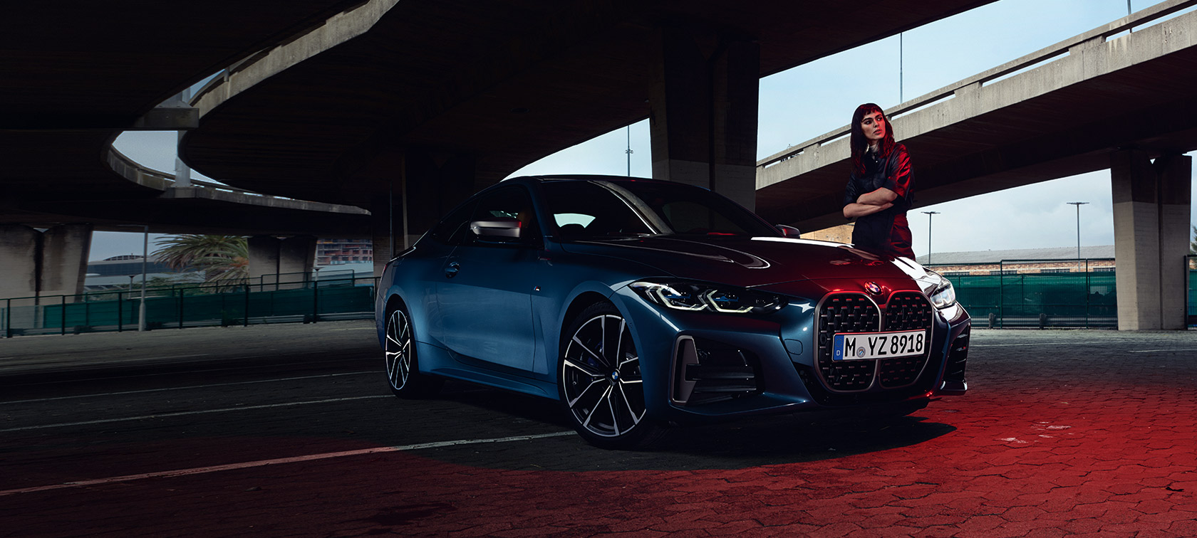 BMW Σειρά 4 Coup&eacute;, G22, 2020, μπροστινή λήψη τριών τετάρτων με μοντέλο