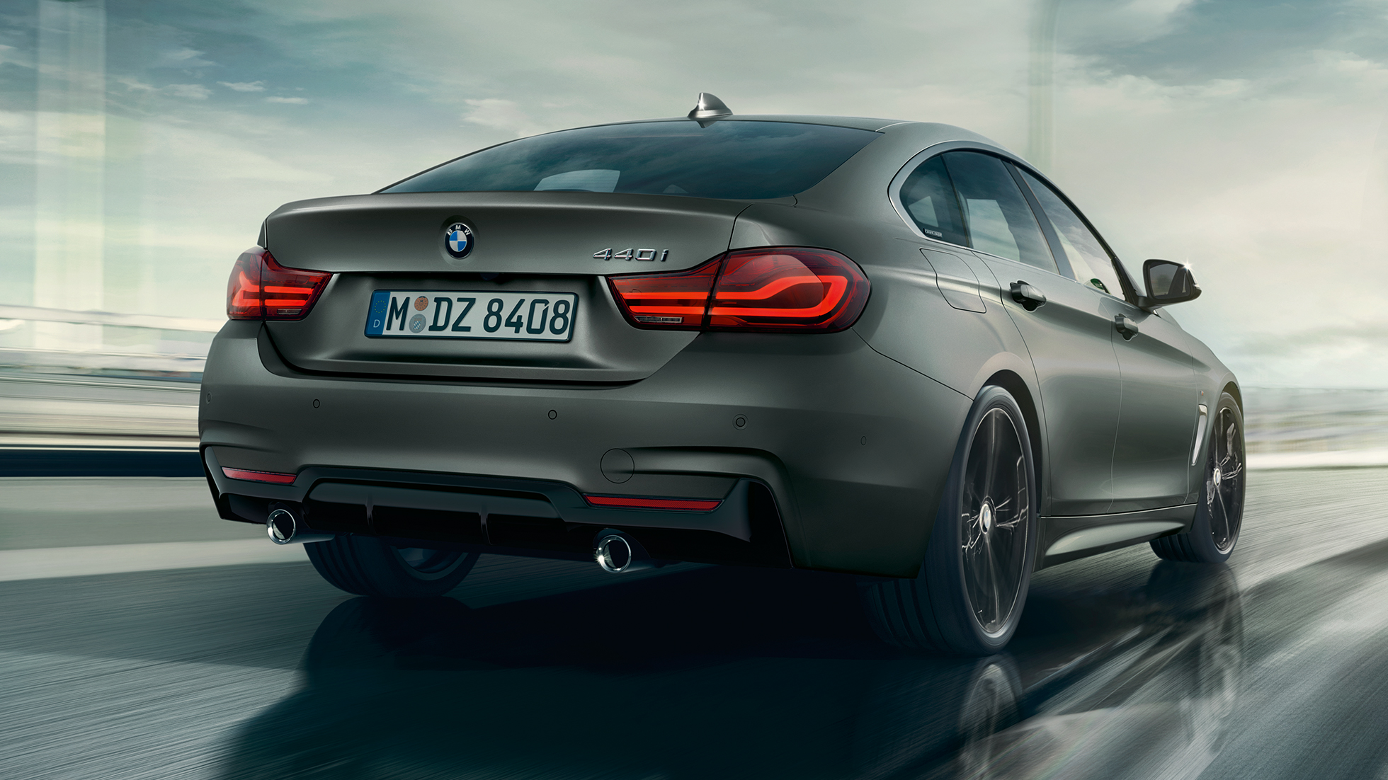 BMW Σειρά 4 Gran Coupé, πίσω λήψη τριών τετάρτων, σε κίνηση BMW Σειρά 4 Gran Coupé, πίσω λήψη τριών τετάρτων, σε κίνηση