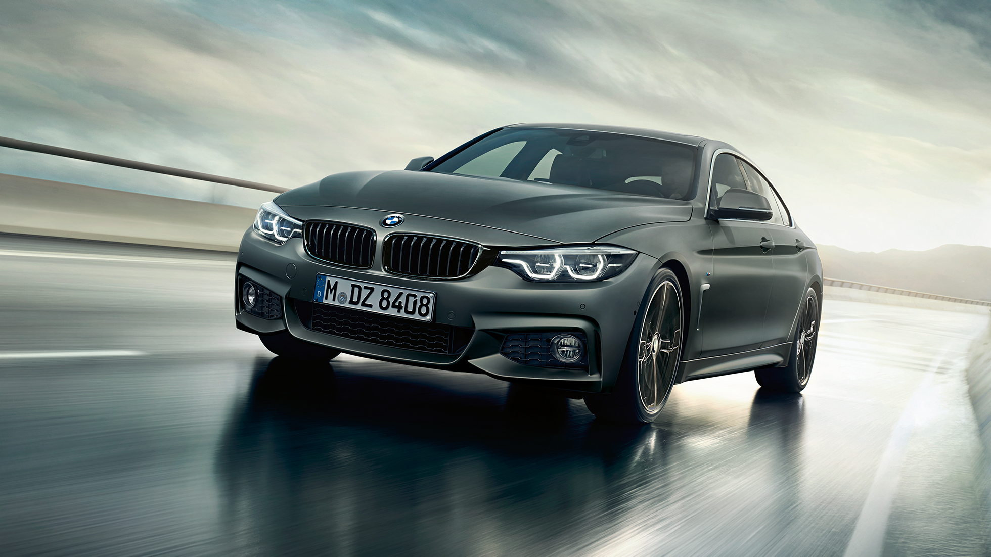 BMW Σειρά 4 Gran Coupé, μπροστινή λήψη σε κίνηση BMW Σειρά 4 Gran Coupé, μπροστινή λήψη σε κίνηση