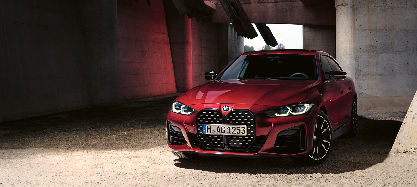 BMW Σειρά 4 Gran Coupé, G26, BMW Individual κόκκινο Aventurine μεταλλικό, μπροστινή λήψη τριών τετάρτων