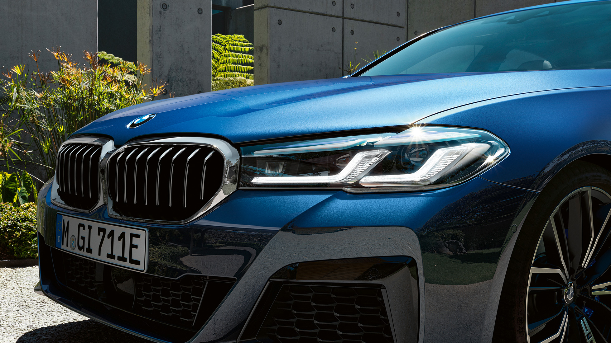 BMW Φώτα Laser, BMW Σειρά 5 Sedan, G30 BMW Φώτα Laser, BMW Σειρά 5 Sedan, G30, Facelift 2020, μπλε Phytonic, κοντινή λήψη μπροστινού τμήματος
