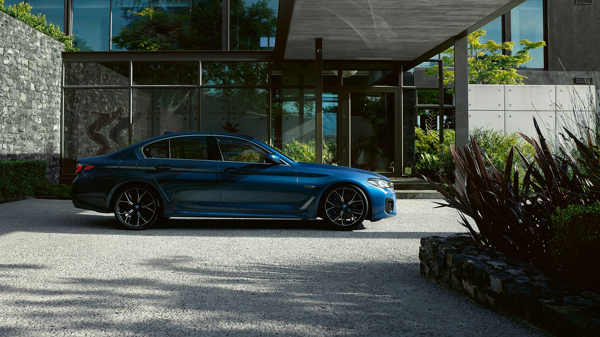 Εξωτερικό, BMW Σειρά 5 Sedan, G30 BMW Σειρά 5 Sedan, G30, Facelift 2020, μπλε Phytonic, πλαϊνή λήψη, σταθμευμένη