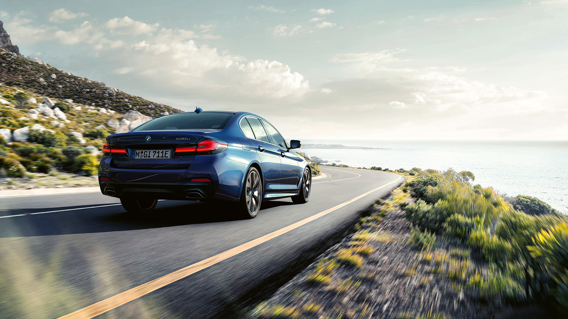 Δυναμική οδήγησης, BMW Σειρά 5 Sedan, G30 Δυναμική οδήγησης, BMW Σειρά 5 Sedan, G30, Facelift 2020, μπλε Phytonic, πίσω λήψη τριών τετάρτων, σε κίνηση