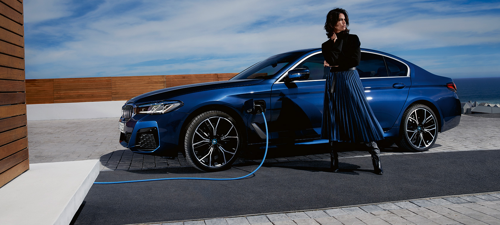 Plug-in υβριδική BMW Σειρά 5 Sedan, 2021 G30, πλαϊνή λήψη σε φόρτιση Plug-in υβριδική BMW Σειρά 5 Sedan, 2021 G30, πλαϊνή λήψη σε φόρτιση, με μοντέλο