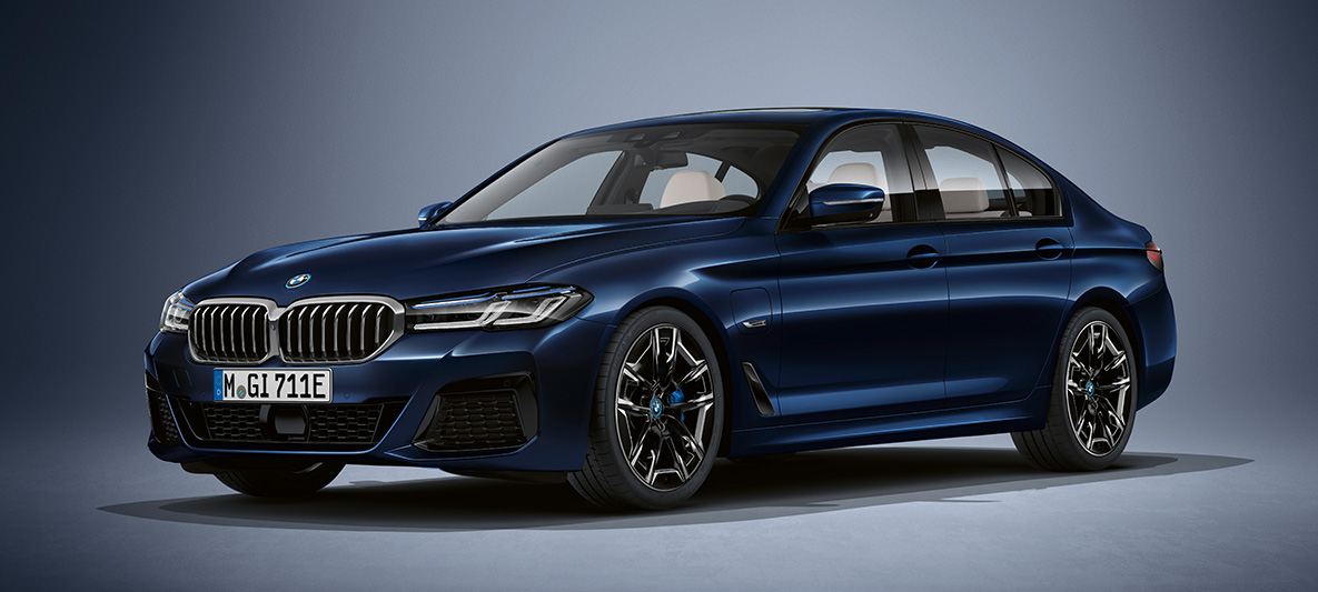 Χρώμα Individual, BMW Σειρά 5 Sedan, G30 BMW Σειρά 5 Sedan, Individual, G30, Facelift 2020, μπροστινή λήψη τριών τετάρτων, σταθμευμένη