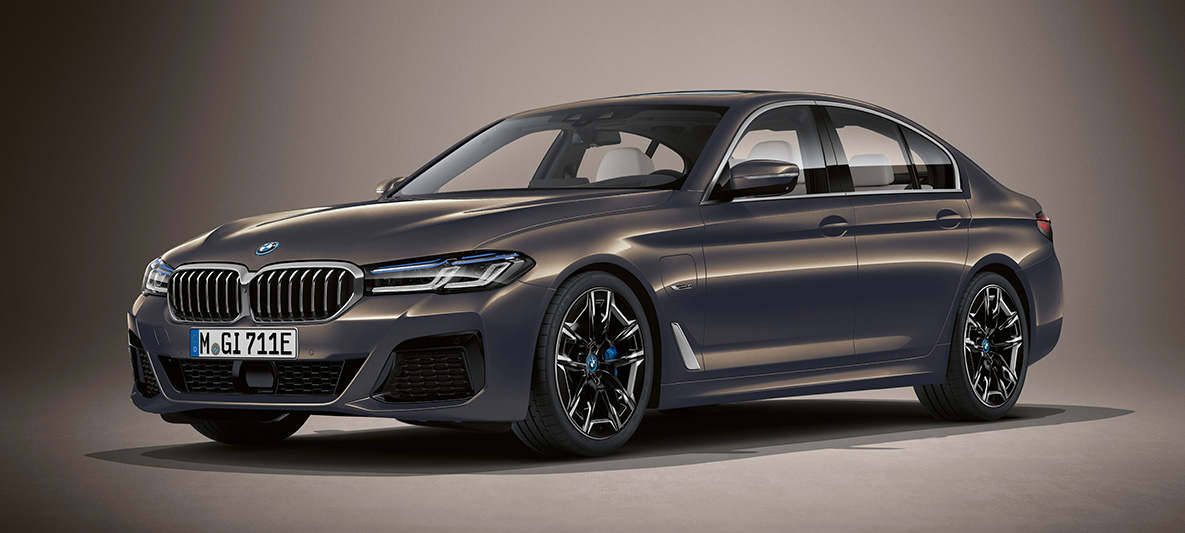 Χρώμα Individual, BMW Σειρά 5 Sedan, G30 BMW Σειρά 5 Sedan, Individual, G30, Facelift 2020, μπροστινή λήψη τριών τετάρτων, σταθμευμένη