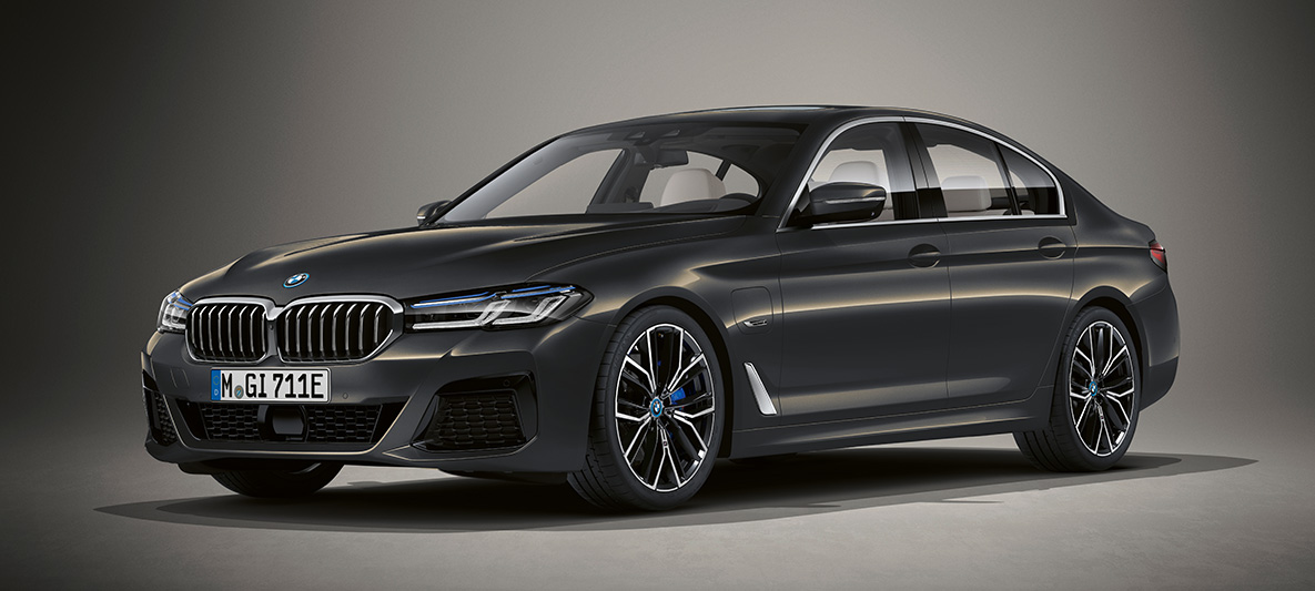 Χρώμα Individual, BMW Σειρά 5 Sedan, G30 BMW Σειρά 5 Sedan, Individual, G30, Facelift 2020, μπροστινή λήψη τριών τετάρτων, σταθμευμένη