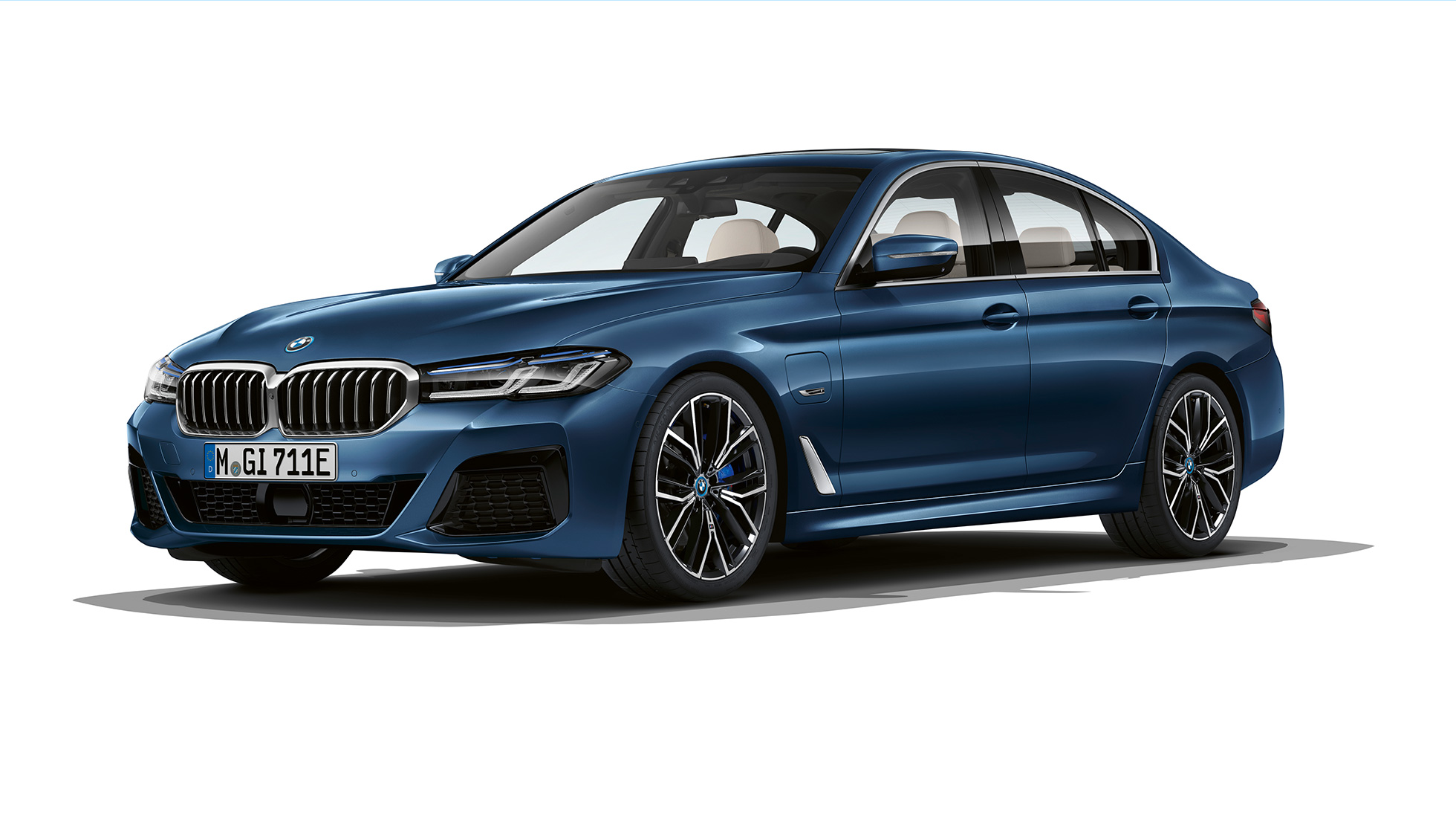 BMW Σειρά 5 Sedan, G30, plug-in υβριδική, Μ Σπορ Πακέτο, μπροστά BMW Σειρά 5 Sedan 520d xDrive, G30, 2020, Μ Σπορ Πακέτο σε λευκό Alpine, μπροστινή λήψη τριών τετάρτων