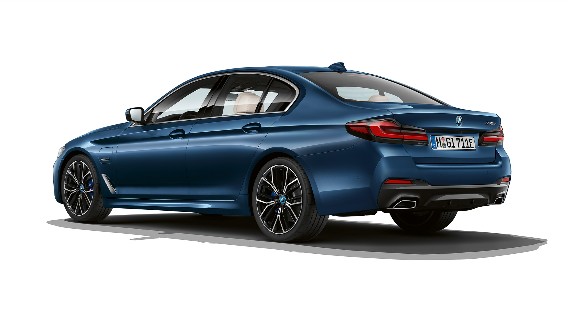 BMW Σειρά 5 Sedan, G30, plug-in υβριδική, Μ Σπορ Πακέτο, πίσω BMW Σειρά 5 Sedan 520d xDrive, G30, 2020, Μ Σπορ Πακέτο σε λευκό Alpine, πίσω λήψη τριών τετάρτων