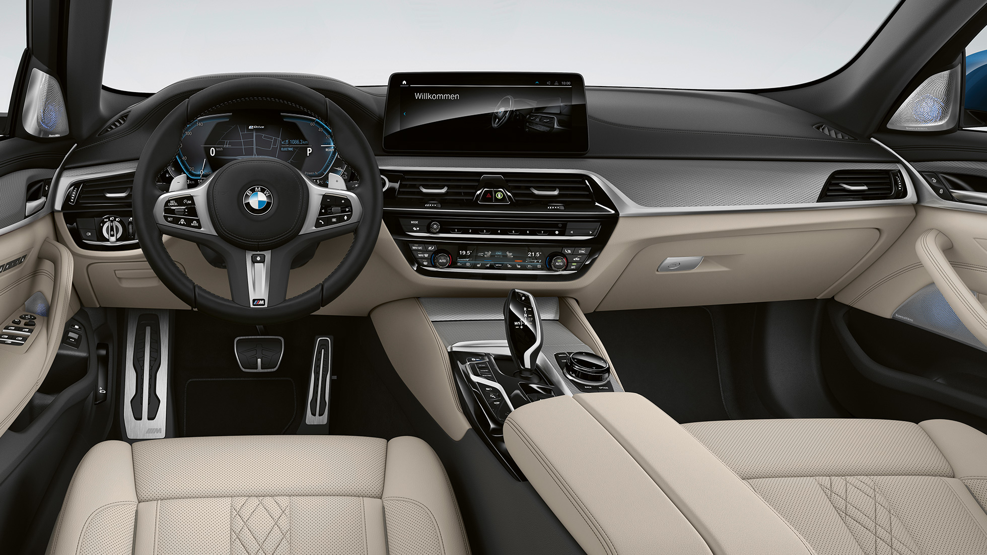 Cockpit, BMW Σειρά 5 Sedan, plug-in υβριδική, G30, Μ Σπορ Πακέτο Cockpit, BMW Σειρά 5 Sedan 520d xDrive, G30, 2020, Μ Σπορ Πακέτο, δέρμα 'Dakota' σε μαύρο χρώμα με ραφές σε μπλε χρώμα αντίθεσης, εσωτερικό