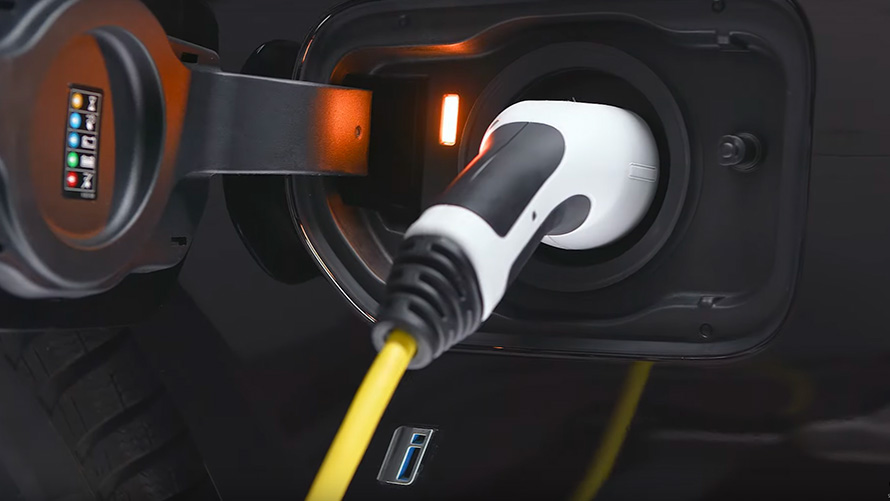 BMW με τεχνολογία Plug-in Hybrid, σύνδεση με το καλώδιο φόρτισης BMW Σειρά 5 Sedan G30 με τεχνολογία Plug-in Hybrid, σύνδεση με το καλώδιο φόρτισης, κοντινή λήψη