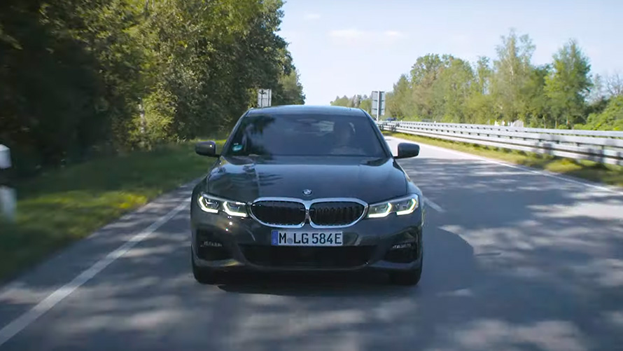 BMW με τεχνολογία Plug-in Hybrid εν κινήσει BMW Σειρά 5 Sedan G30 με τεχνολογία Plug-in Hybrid, εν κινήσει μπροστινή λήψη