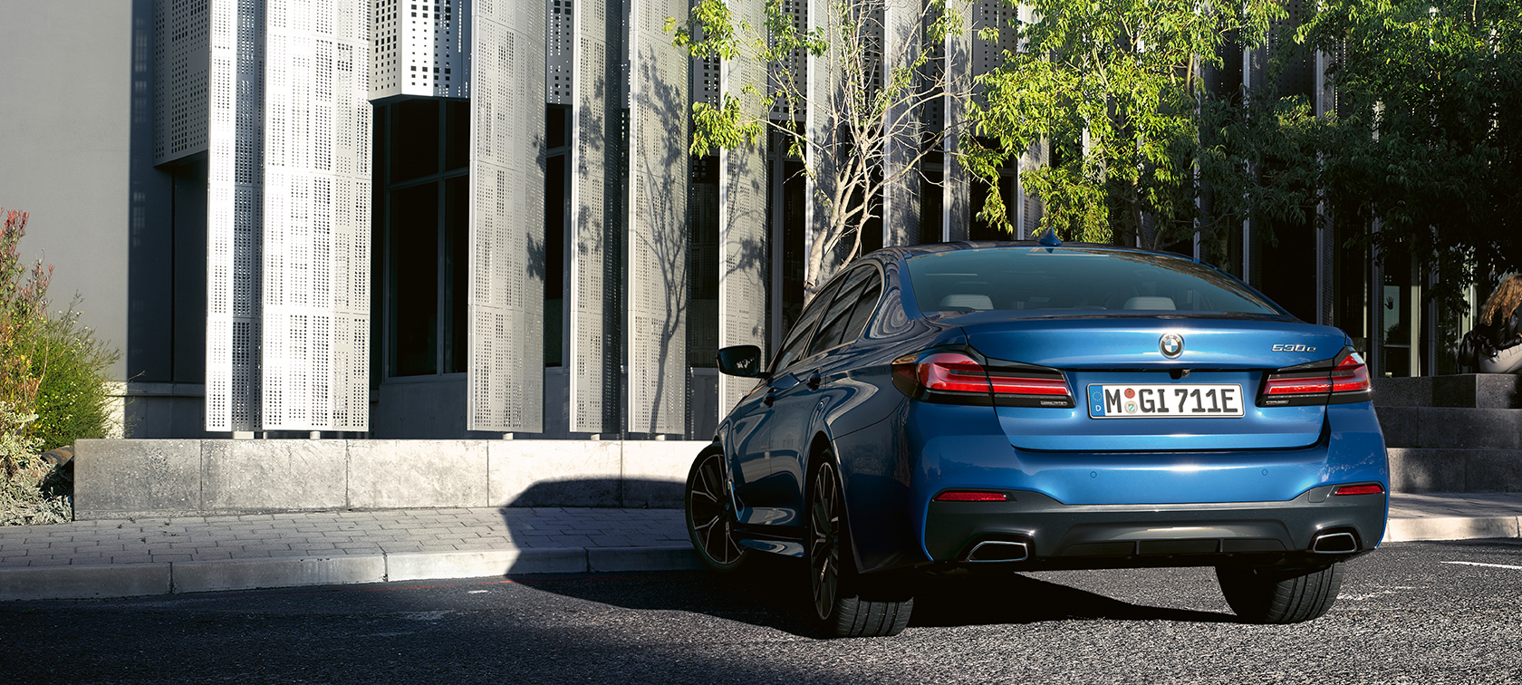 BMW Σειρά 5 Sedan, G30, σταθμευμένη BMW Σειρά 5 Sedan, G30, Facelift 2020, μπλε Phytonic, πίσω λήψη, σταθμευμένη