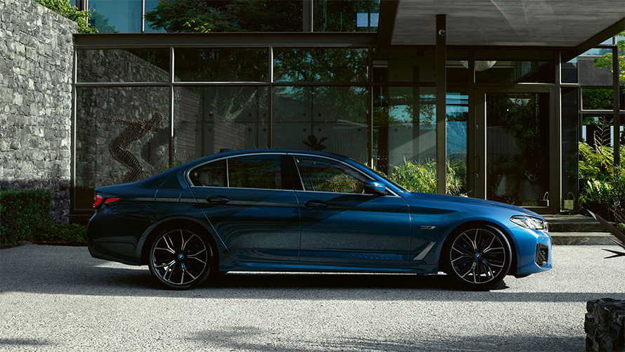 Εξωτερικό, BMW Σειρά 5 Sedan, G30 BMW Σειρά 5 Sedan, G30, Facelift 2020, μπλε Phytonic, πλαϊνή λήψη, σταθμευμένη