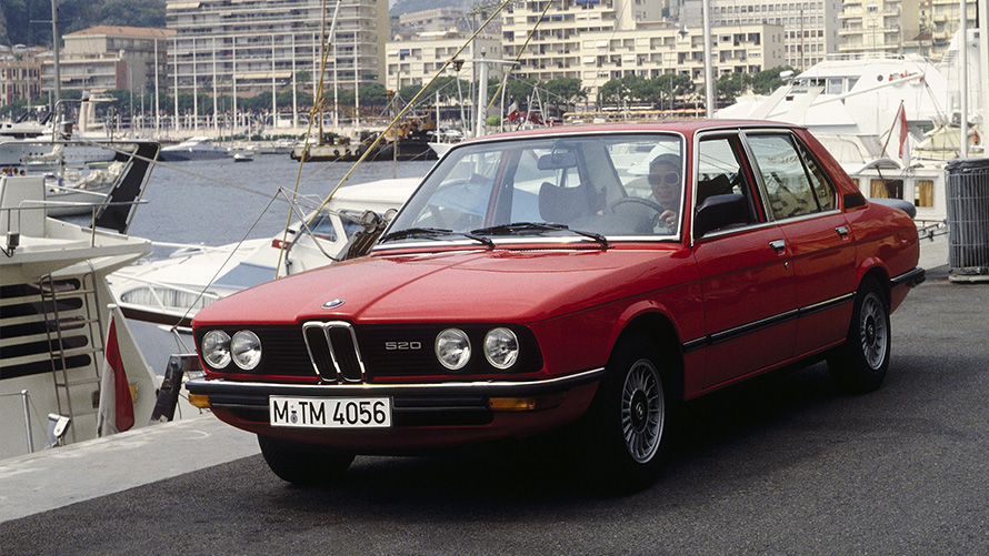 BMW 520 (E12), μπροστινή λήψη τριών τετάρτων, σταθμευμένη BMW 520 (E12), μπροστινή λήψη τριών τετάρτων, σταθμευμένη