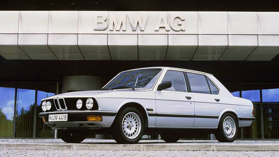 BMW Σειρά 5 Sedan (Ε28), πλαϊνή λήψη τριών τετάρτων, σταθμευμένη BMW Σειρά 5 Sedan (Ε28), πλαϊνή λήψη τριών τετάρτων, σταθμευμένη