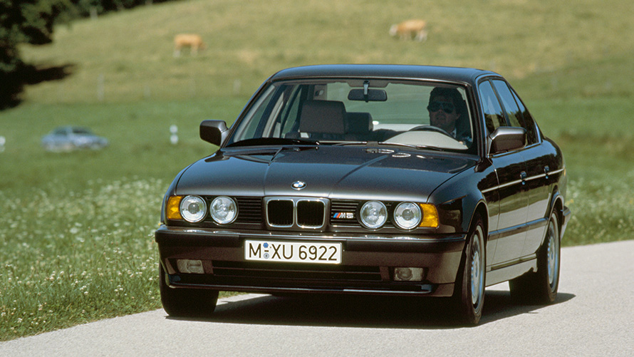 BMW M Sedan (E34), μπροστινή λήψη τριών τετάρτων, κινούμενη BMW M Sedan (E34), μπροστινή λήψη τριών τετάρτων, κινούμενη