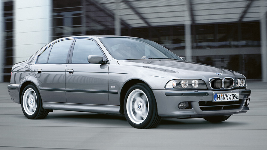 BMW Σειρά 5 Sedan (Ε39), πλαϊνή λήψη τριών τετάρτων, σταθμευμένη BMW Σειρά 5 Sedan (Ε39), πλαϊνή λήψη τριών τετάρτων, σταθμευμένη