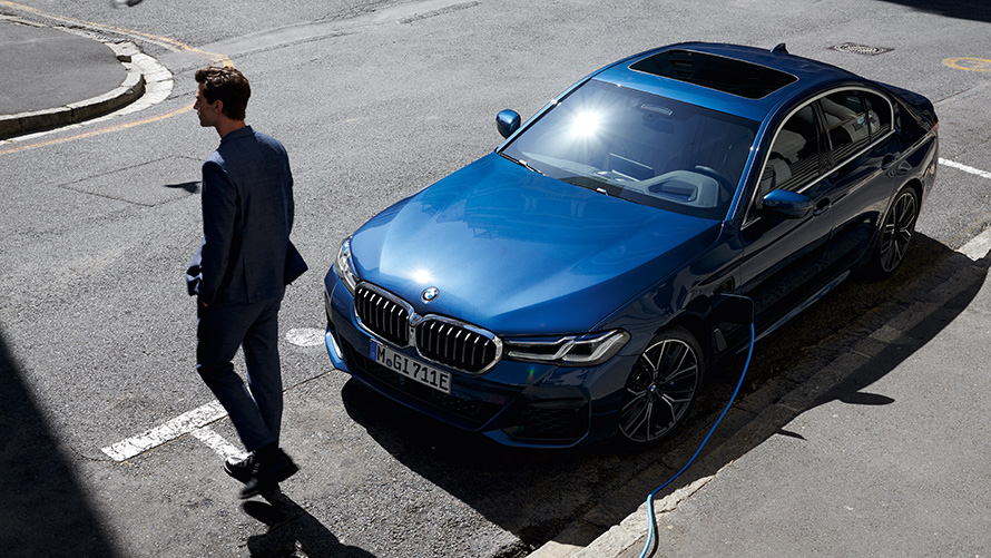 BMW 530e Sedan (G30), μπροστινή λήψη τριών τετάρτων, σε φόρτιση BMW 530e Sedan (G30), μπροστινή λήψη τριών τετάρτων, σε φόρτιση
