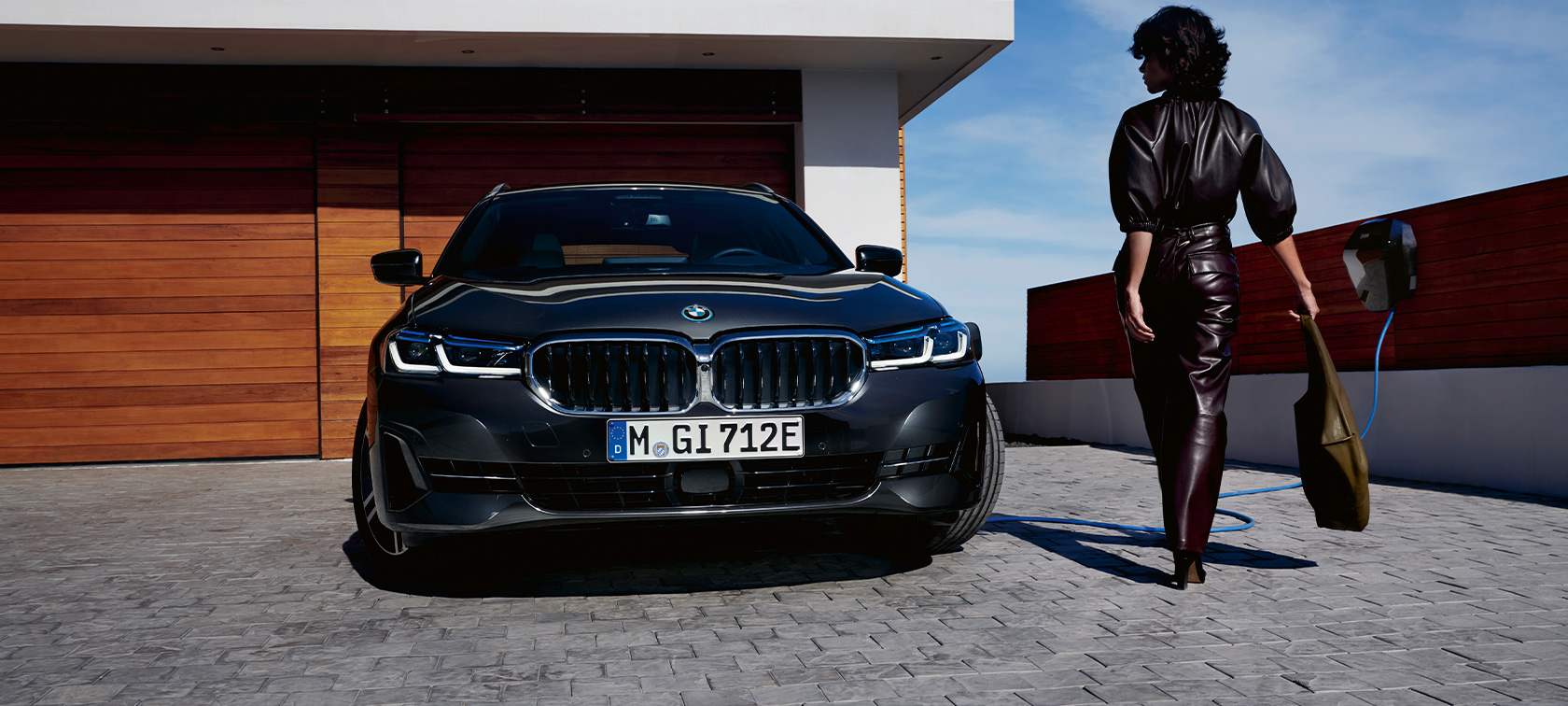 Plug-in υβριδική BMW Σειρά 5 Touring, 2021 G31, μπροστινή λήψη, σε φόρτιση Plug-in υβριδική BMW Σειρά 5 Touring, 2021 G31, μπροστινή λήψη, σε φόρτιση με μοντέλο